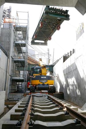 　ＪＲ大阪駅地下ホーム開業に向けた切り替え工事で、クレーンで運び出される旧線路（上）。下は事前に敷設された新線路