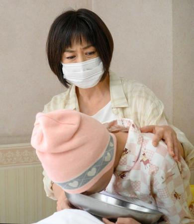 　娘が白血病になった母を演じた高島礼子（奥）（Ｃ）ＴＴ　Ｇｌｏｂａｌ