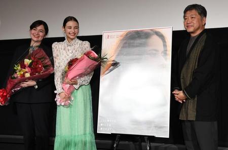 　是枝裕和氏のサプライズ登場に笑顔の（左から）川和田恵真監督、嵐莉菜（撮影・金田祐二）