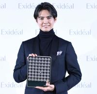 　新商品をＰＲする片寄涼太（撮影・園田高夫）