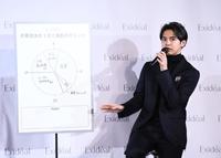 　１日のスケジュールを披露する片寄涼太（撮影・園田高夫）