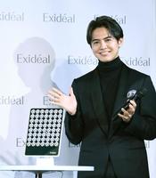 　新商品を笑顔で紹介する片寄涼太（撮影・園田高夫）