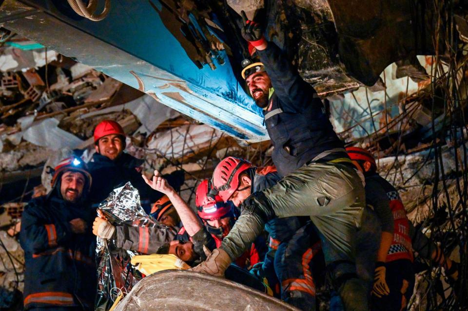 　トルコ南部カフラマンマラシュで地震発生から約１４０時間後に救出される男性（ゲッティ＝共同）
