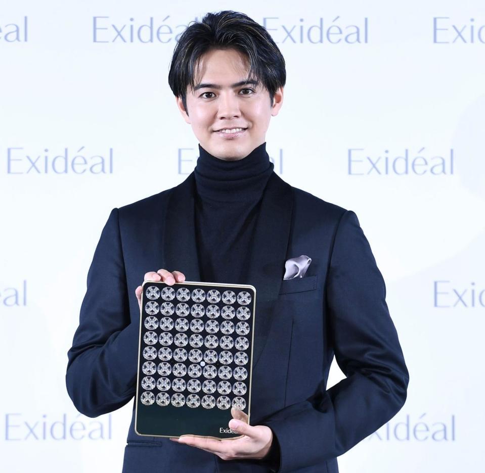 　新商品をＰＲする片寄涼太（撮影・園田高夫）