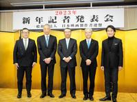 １月３１日の映連新年記者発表会に出席した（左から）松竹・迫本淳一社長、東宝・松岡宏泰社長、映連・島谷能成会長、東映・手塚治社長、ＫＡＤＯＫＡＷＡ・夏野剛社長＝都内