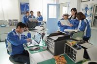 新聞記事を見る舞（福原遥・右から２人目）たちと、愚痴をこぼす藤沢（榎田貴斗）