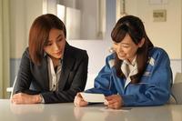 会議室で、新聞記者の御園（山口紗弥加・左）と話す舞（福原遥）