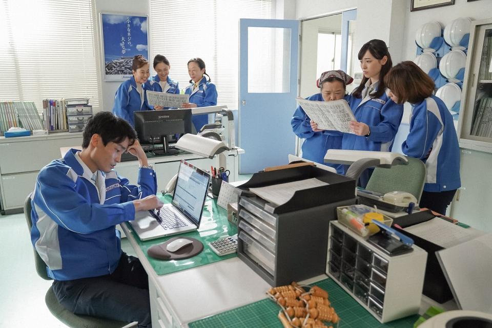 新聞記事を見る舞（福原遥・右から２人目）たちと、愚痴をこぼす藤沢（榎田貴斗）