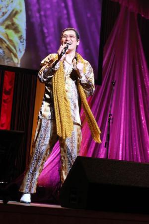 　観客３５００人を前にステージで歌唱するピコ太郎　