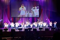 　小児がんサバイバーの子供ダンサーズとコラボしたＤＪ　ＫＯＯ（前列左）