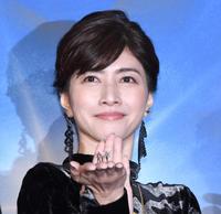 　手のひらに乗ったフィギュアを披露する内田有紀（撮影・棚橋慶太）