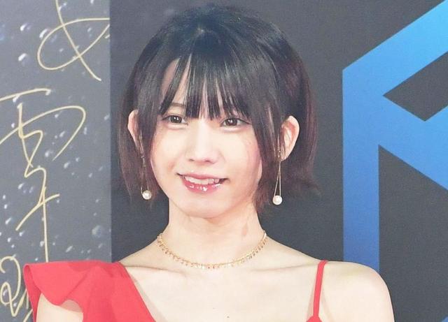 えなこ 春待つ妖精コスが衝撃 大胆ドレス＆透き通る美デコルテにドキッ