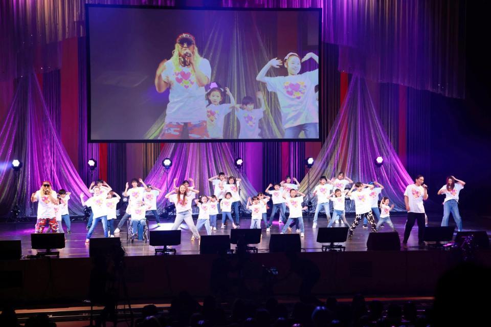 　小児がんサバイバーの子供ダンサーズとコラボしたＤＪ　ＫＯＯ（前列左）