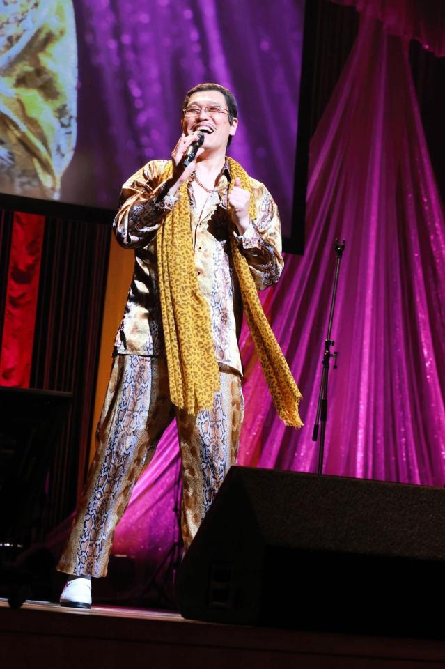 　観客３５００人を前にステージで歌唱するピコ太郎　