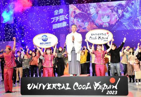 　セレモニーに参加した市川團十郎（中央）