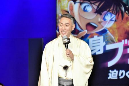 　子どもたちとの思い出を語る市川團十郎（中央）