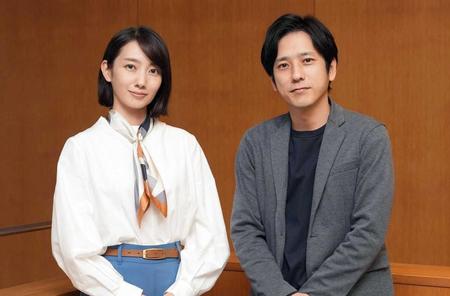 　初共演する波瑠（左）と二宮和也