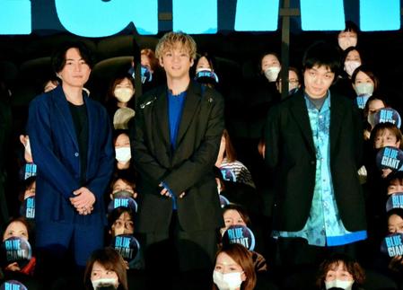 　初日舞台あいさつに登場した（左から）間宮祥太朗、山田裕貴、岡山天音