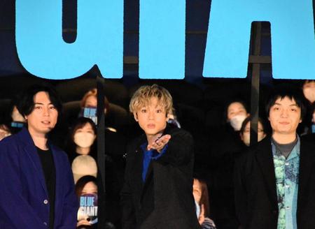 　フォトセッション中に撮影カメラを確認する山田裕貴（中央）、間宮祥太朗（左）、岡山天音＝ＴＯＨＯシネマズ日比谷