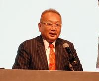 　講演する「正直不動産」原案者の夏原武氏＝大阪・グランキューブ大阪