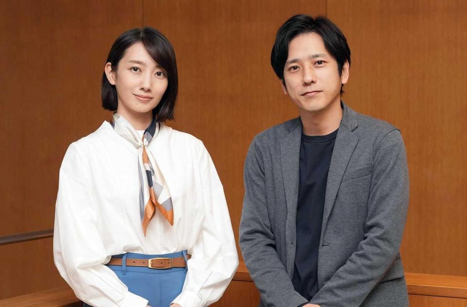 　初共演する波瑠（左）と二宮和也