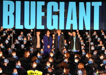 　初日舞台あいさつに登場した（左から）立川謙監督、間宮祥太朗、山田裕貴、岡山天音＝ＴＯＨＯシネマズ日比谷