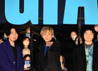 　フォトセッション中に撮影カメラを確認する山田裕貴（中央）、間宮祥太朗（左）、岡山天音＝ＴＯＨＯシネマズ日比谷