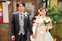 　「ノーサイド」の前で緊張しながら舞（福原遥、右）の手を握る貴司（赤楚衛二）＝（Ｃ）ＮＨＫ