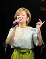 　熱唱する桑田靖子