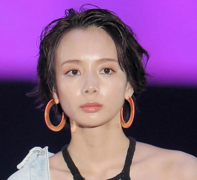 【写真】「何年振りだー」岡田紗佳のセーラー服姿が「ギャップ萌えの極み」