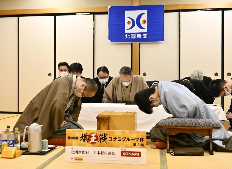 　一礼する渡辺明棋王（左）と藤井聡太五冠（代表撮影）