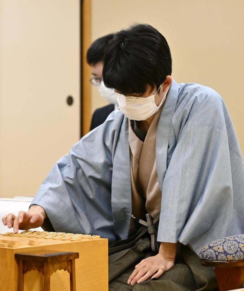 　渡辺明棋王と対局する藤井聡太五冠（代表撮影）