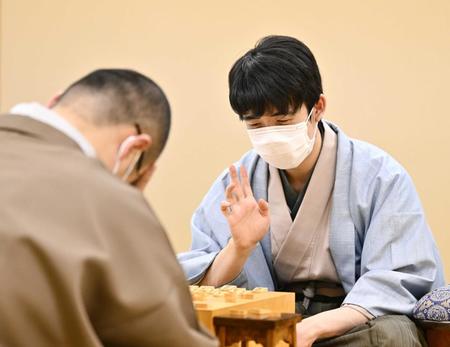 　渡辺明棋王（手前）に勝利し、感想戦で対局を振り返る藤井聡太竜王（代表撮影）