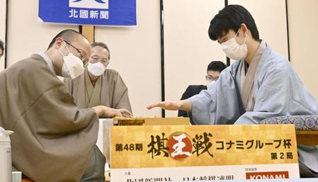 　渡辺明棋王（左）に勝利し、感想戦で対局を振り返る藤井聡太竜王（代表撮影）