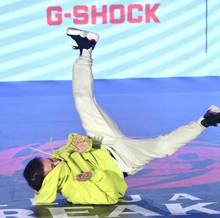 　ダンスを披露する岡村隆史（撮影・園田高夫）