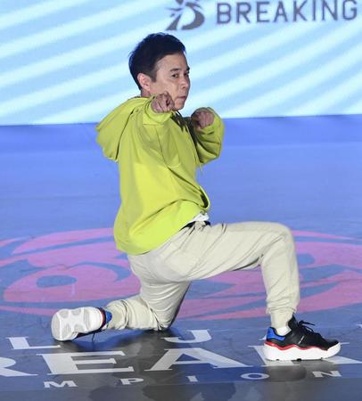 　即興でダンスを披露した岡村隆史（撮影・園田高夫）