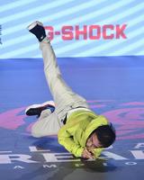 　即興でダンスを披露する岡村隆史（撮影・園田高夫）