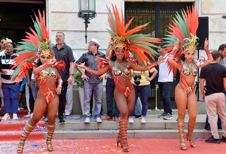 　ブラジル・リオデジャネイロで開かれたカーニバルの開幕イベントで踊るサンバダンサー（共同）