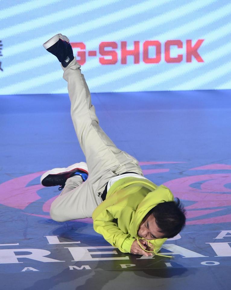 　即興でダンスを披露する岡村隆史（撮影・園田高夫）