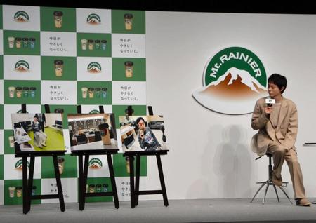 　森永乳業「マウントレーニア」３０周年発表会に出席し、オフショットの写真パネルを眺める菅田将暉