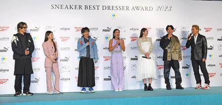 　スニーカー談義で盛り上がる受賞者（左から）トップクリエイター部門・コムドット　やまと、タレント部門・ダレノガレ明美、俳優部門・宮世琉弥、モデル部門・池田美優、女優部門・横田真悠、特別賞・山下健二郎、アーティスト部門・ＳＷＡＹ（撮影・三好信也）