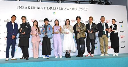 　スニーカーを愛する（左から）鈴木努代表理事、受賞したトップクリエイター部門・コムドット　やまと、タレント部門・ダレノガレ明美、俳優部門・宮世琉弥、モデル部門・池田美優、女優部門・横田真悠、特別賞・山下健二郎、アーティスト部門・ＳＷＡＹ、ＺＩＰＡＩＲの西田真吾代表取締役、客室乗務員の永松純子さん（撮影・三好信也）