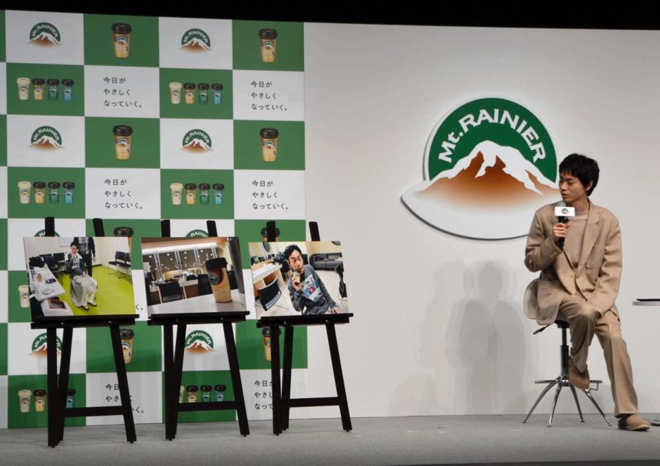 　森永乳業「マウントレーニア」３０周年発表会に出席し、オフショットの写真パネルを眺める菅田将暉