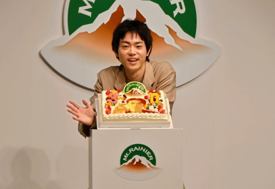 　森永乳業「マウントレーニア」３０周年発表会に出席し、サプライズで贈られたバースデーケーキに喜ぶ菅田将暉