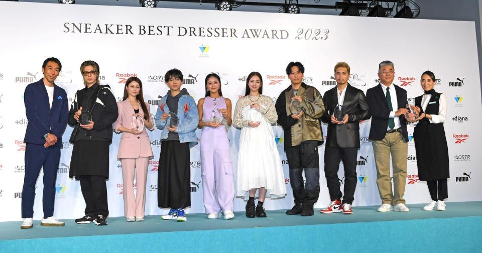 　スニーカーを愛する（左から）鈴木努代表理事、受賞したトップクリエイター部門・コムドット　やまと、タレント部門・ダレノガレ明美、俳優部門・宮世琉弥、モデル部門・池田美優、女優部門・横田真悠、特別賞・山下健二郎、アーティスト部門・ＳＷＡＹ、ＺＩＰＡＩＲの西田真吾代表取締役、客室乗務員の永松純子さん（撮影・三好信也）