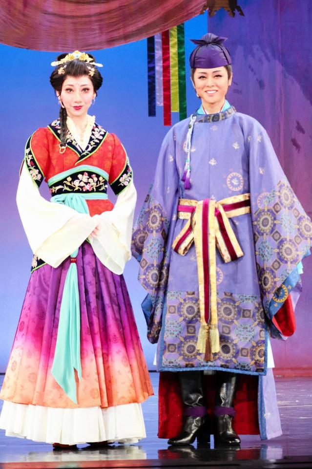 　月組新人公演「応天の門」で初主演した七城雅（右）と初ヒロインの羽音みか