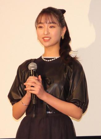 　特別試写会に出席した三女の藤岡舞衣