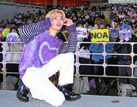 　集まったファンと記念撮影するＮＯＡ（撮影・三好信也）