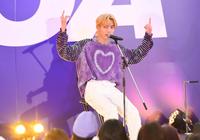 集まったファンに歌のプレゼントをするＮＯＡ（撮影・三好信也）