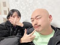 　２０歳年下の彼女・リチ（左）と過ごす毎日を満喫するクロちゃん（本人のツイッターから）